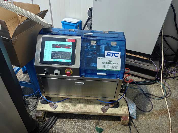 片劑重量硬度測試儀工作現場圖.jpg 片劑重量硬度測試儀工作現場圖.jpg